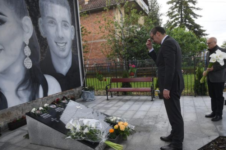 Vučić položio cveće na mestu ubistva mladih u selu Dubona (FOTO)