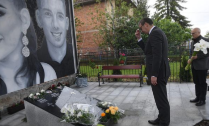 "Zločin koji je ostavio duboku ranu na duši Srbije": Vučić položio cveće na mestu ubistva mladih u Duboni (FOTO)