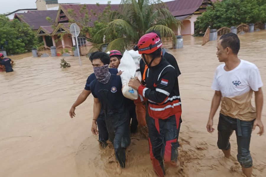 U poplavama u Indoneziji poginulo 14 osoba: Voda dostigla tri metra, ugrožene hiljade ljudi (VIDEO)
