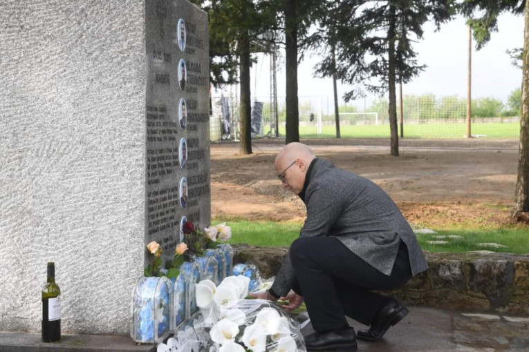 Srbija vas, deco, nikad neće prežaliti: Premijer Vučević položio cveće u Duboni i Malom Orašju