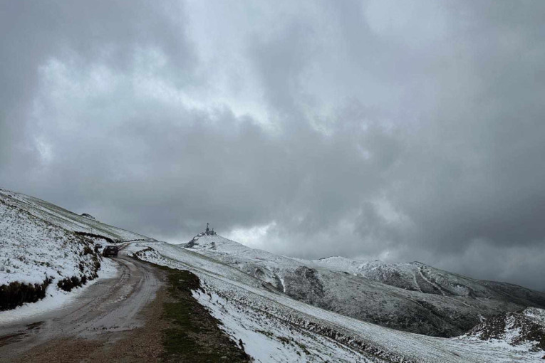 Sneg pao u maju: Neverovatni prizori sa Bjelasice pred Đurđevdan (FOTO)