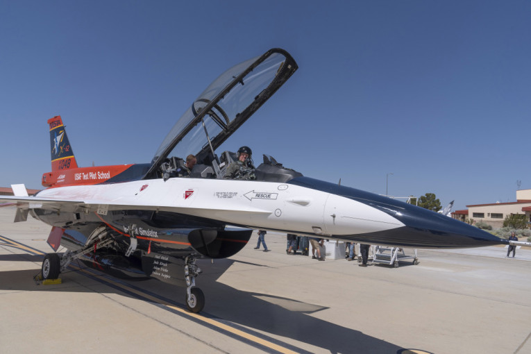 Obavljen probni let bez ljudskog pilota: F-16 pod kontrolom veštačke inteligencije (FOTO)