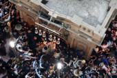 Blagodatni oganj unet u hram Groba Gospodnjeg u Jerusalimu: Vernici okružili patrijarha koji ga je doneo (VIDEO/FOTO)