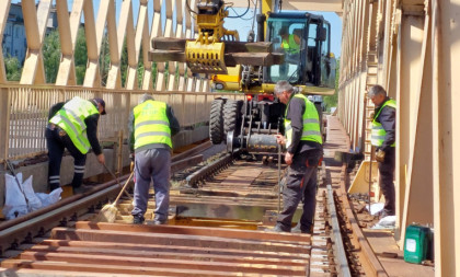 Vesić: Obnova železničkog mosta u Senti gotova sredinom maja, mesec dana pre roka (FOTO)