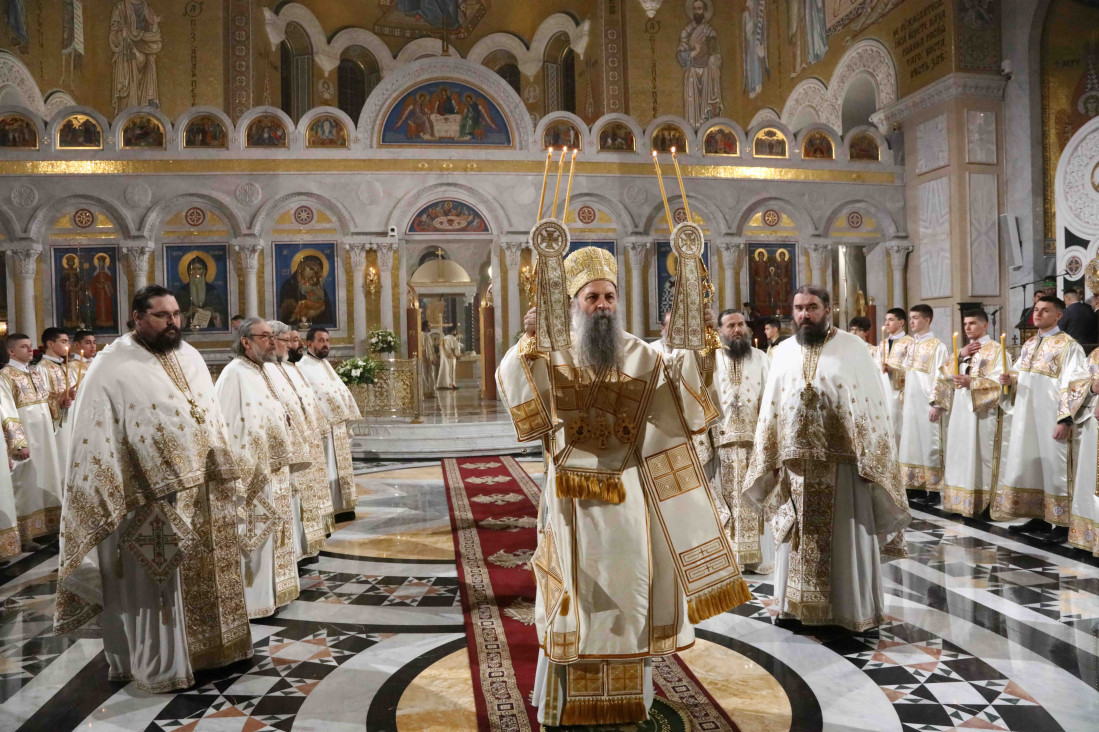 Vernici slave Vaskrs! Patrijarh Porfirije u Hramu služi ponoćnu liturgiju (VIDEO)