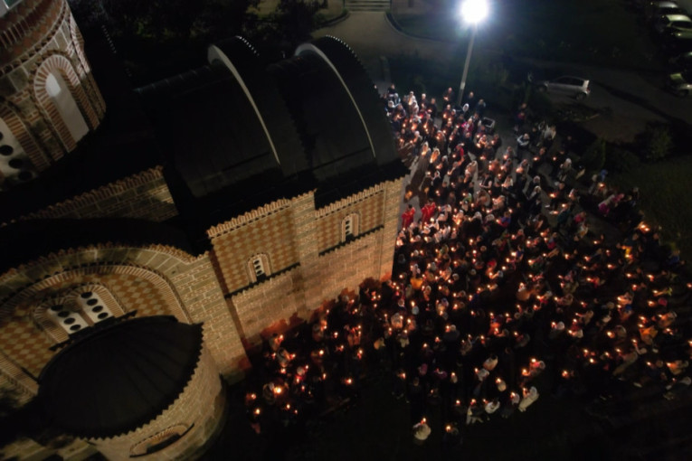 Predivna slika sa ustaničkog brda Ljubić kod Čačka: Narod u velikom broju prisustvovao ponoćnoj liturgiji (FOTO)