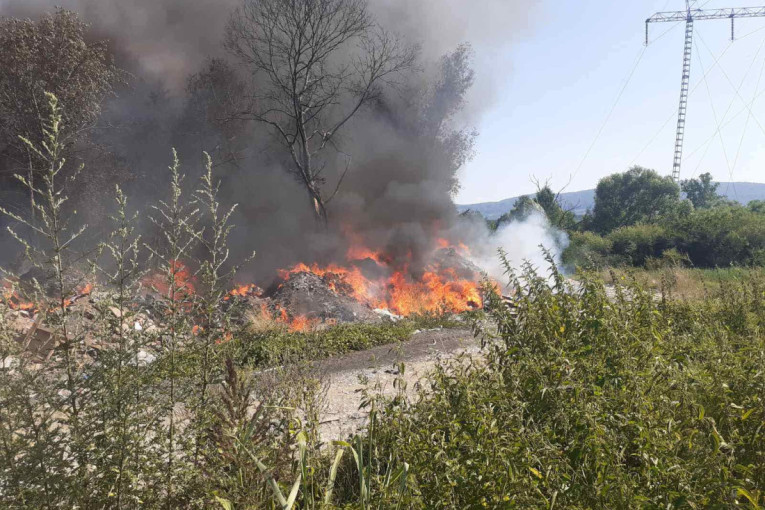 Gust dim prekrio čitavo naselje: Požar izbio na deponiji kod Užica, meštani u strahu da se vatra ne proširi