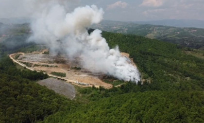 Lokalizovan požar na deponiji "Duboko": Radi se danonoćno, ekipe pokušavaju da ugase stihiju (VIDEO)