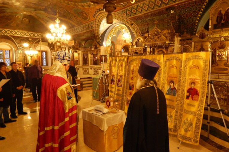 Na obali Indijskog okeana se slavi Vaskrs! Sergios Janošević godinama služi liturgiju na Sejšelima, deo kuće pretvorio u crkvu