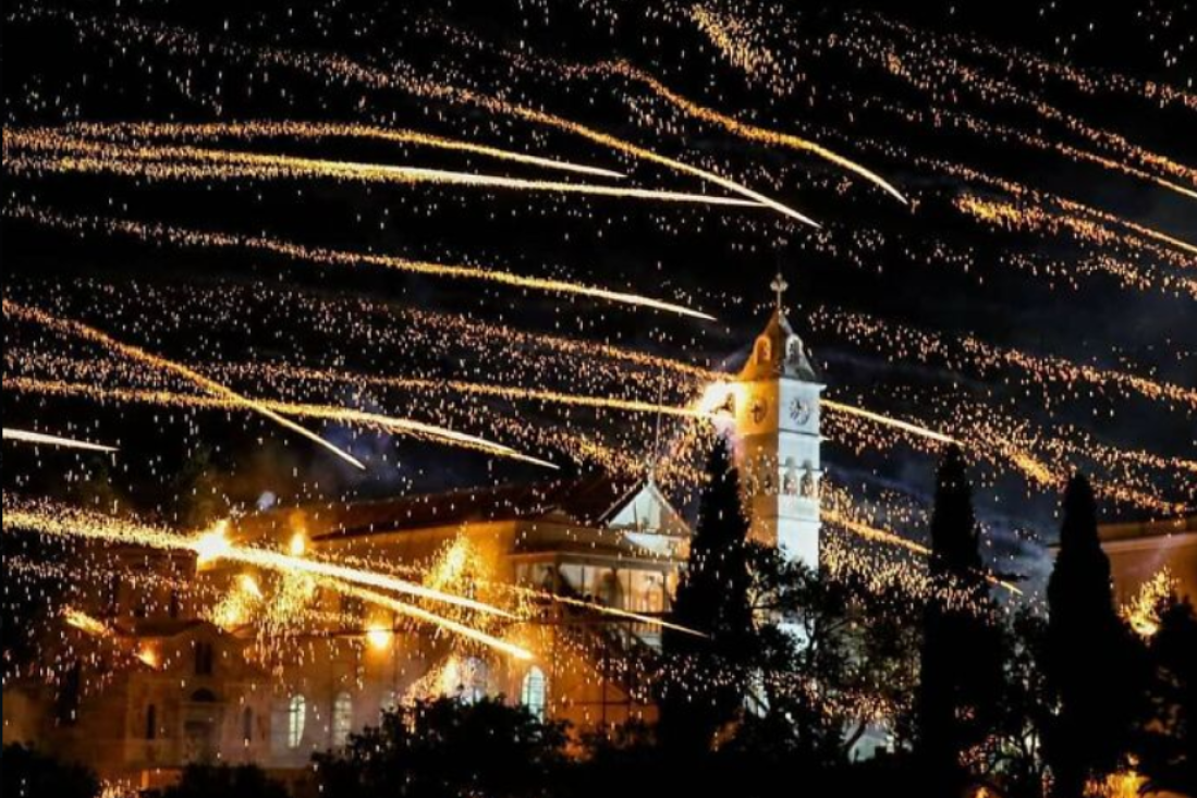 Ovako nešto niste čuli do sada! Dve crkve u Grčkoj ispaljuju „rakete“ jedna na drugu, cilj - pogodak u zvono (VIDEO)