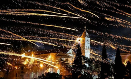 Ovako nešto niste čuli do sada! Dve crkve u Grčkoj ispaljuju „rakete“ jedna na drugu, cilj - pogodak u zvono (VIDEO)