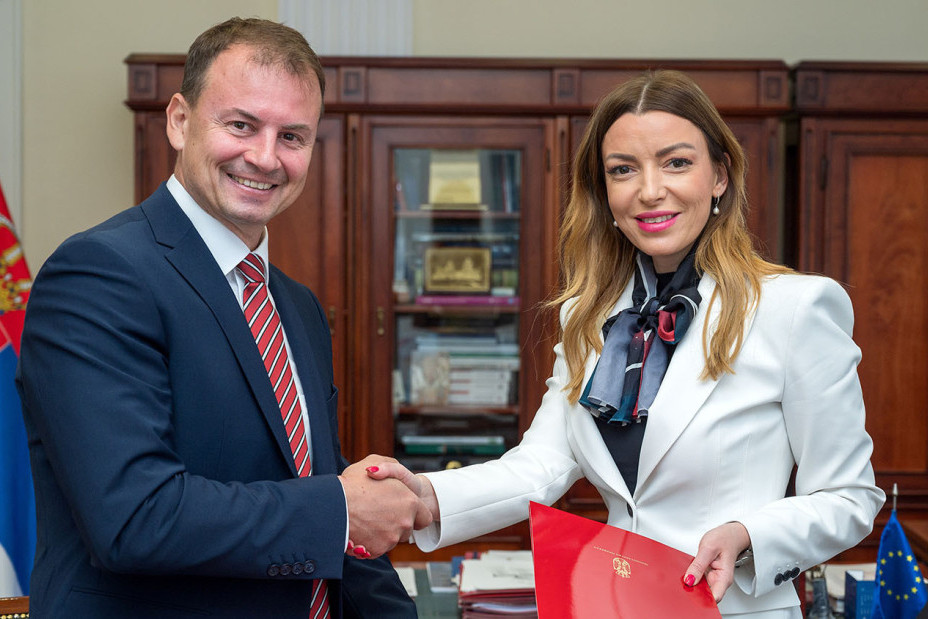Nova ministarka preuzela dužnost: Izvršena primopredaja u Ministarstvu privrede, Cvetković poželeo sreću Adrijani Mesarović (FOTO)