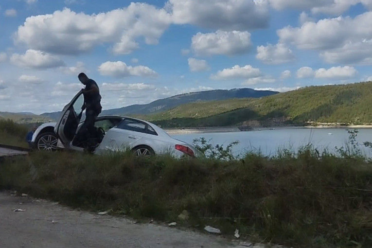 Lančani sudar kod Kokinog Broda: Od siline udara automobil završio na boku, na ivici jezera!