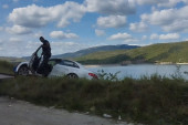 Lančani sudar kod Kokinog Broda: Od siline udara automobil završio na boku, na ivici jezera!