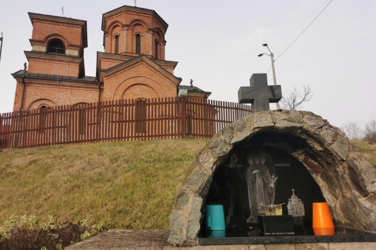 Iz kamena u manastiru Voljavča teče lekovita voda: Unutra se čuva kivot nepoznatog čudotvorca donet sa Kosmeta (FOTO)