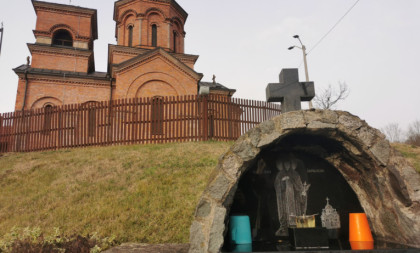 Iz kamena u manastiru Voljavča teče lekovita voda: Unutra se čuva kivot nepoznatog čudotvorca donet sa Kosmeta (FOTO)