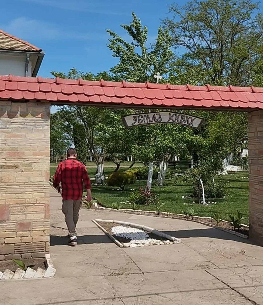 Gradonačelnik Novog Sada Đurić i profesorka Turkulov sa štićenicima "Zemlje živih" na Čeneju: Neophodna druga šansa integrisanja u društvo