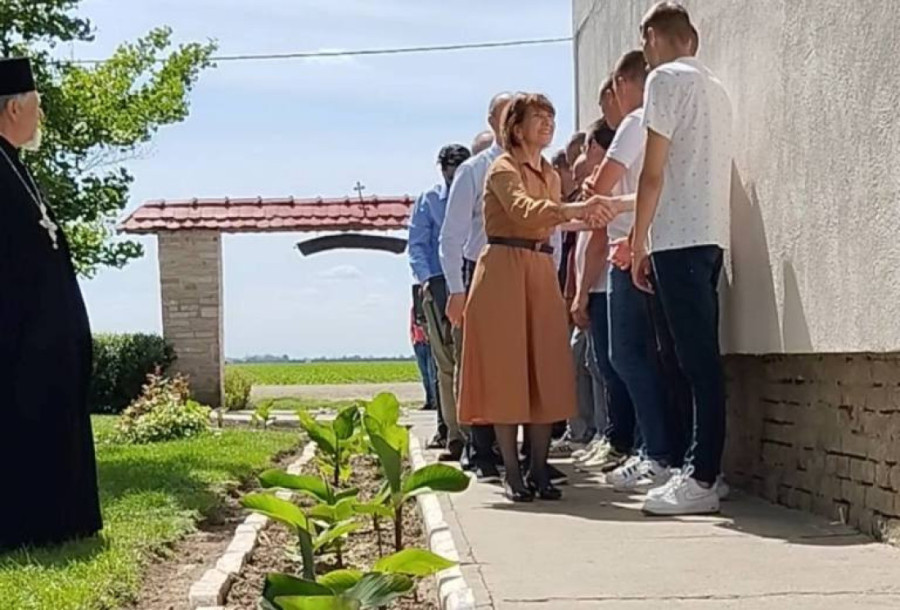 Gradonačelnik Novog Sada Đurić i profesorka Turkulov sa štićenicima "Zemlje živih" na Čeneju: Neophodna druga šansa integrisanja u društvo