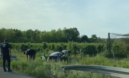 Automobil probio bankinu na auto-putu Beograd-Niš: Vozilo smrskano, ima povređenih (VIDEO)