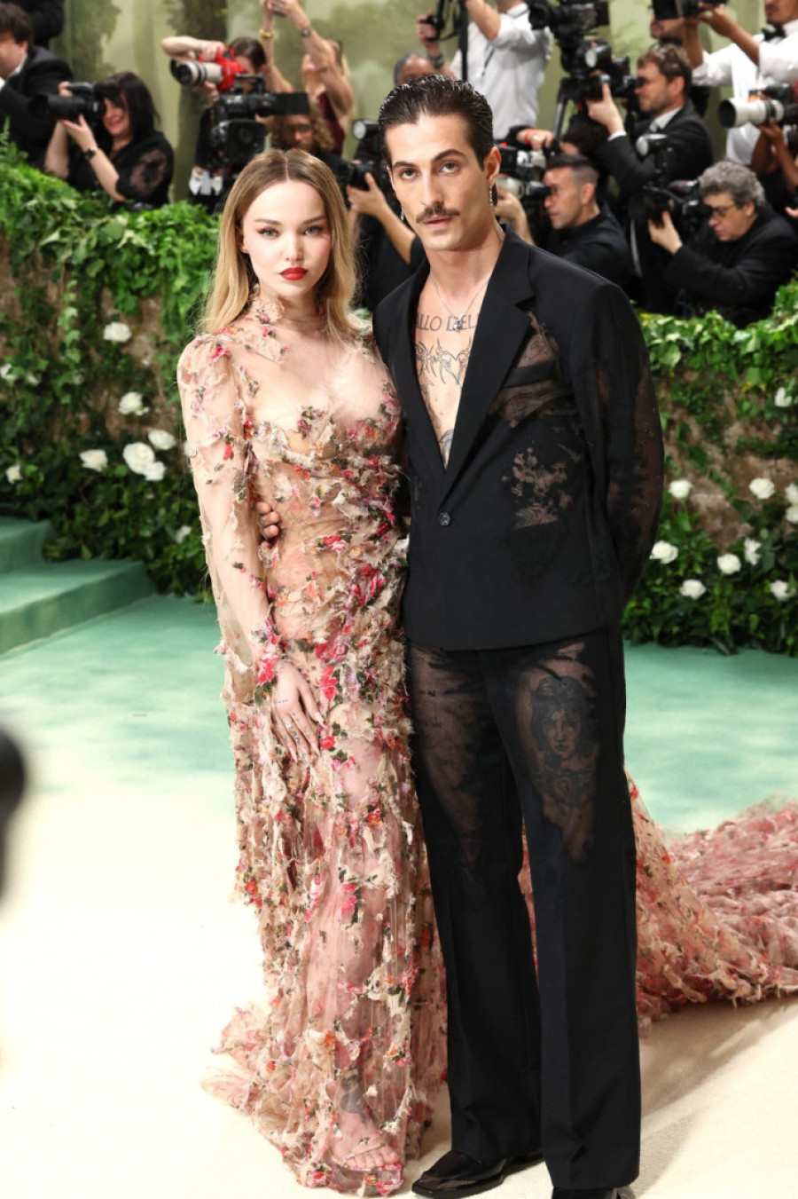 Šminka se, nosi providne pantalone, a važi za najboljeg frajera u Evropi: Sinoć je ponovo redefinisao modu na svoj način