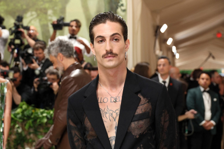 Šminka se, nosi providne pantalone, a važi za najboljeg frajera u Evropi: Sinoć je ponovo redefinisao modu na svoj način