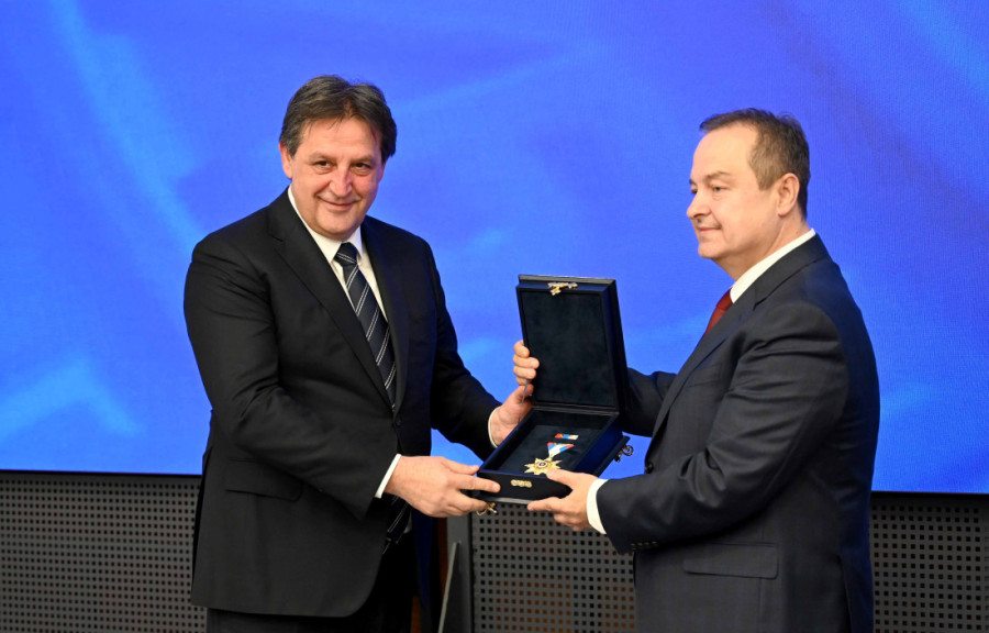 Primopredaja dužnosti u MUP-u Srbije: Dačić je poželeo građanima da imaju što manje posla sa policijom