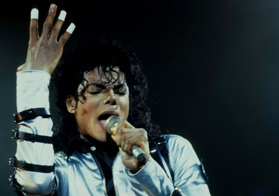 Šokantna transformacija Majlsa Telera u filmu o Majklu Džeksonu: Pogledajte kako izgleda kao menadžer "kralja popa" (FOTO/VIDEO)