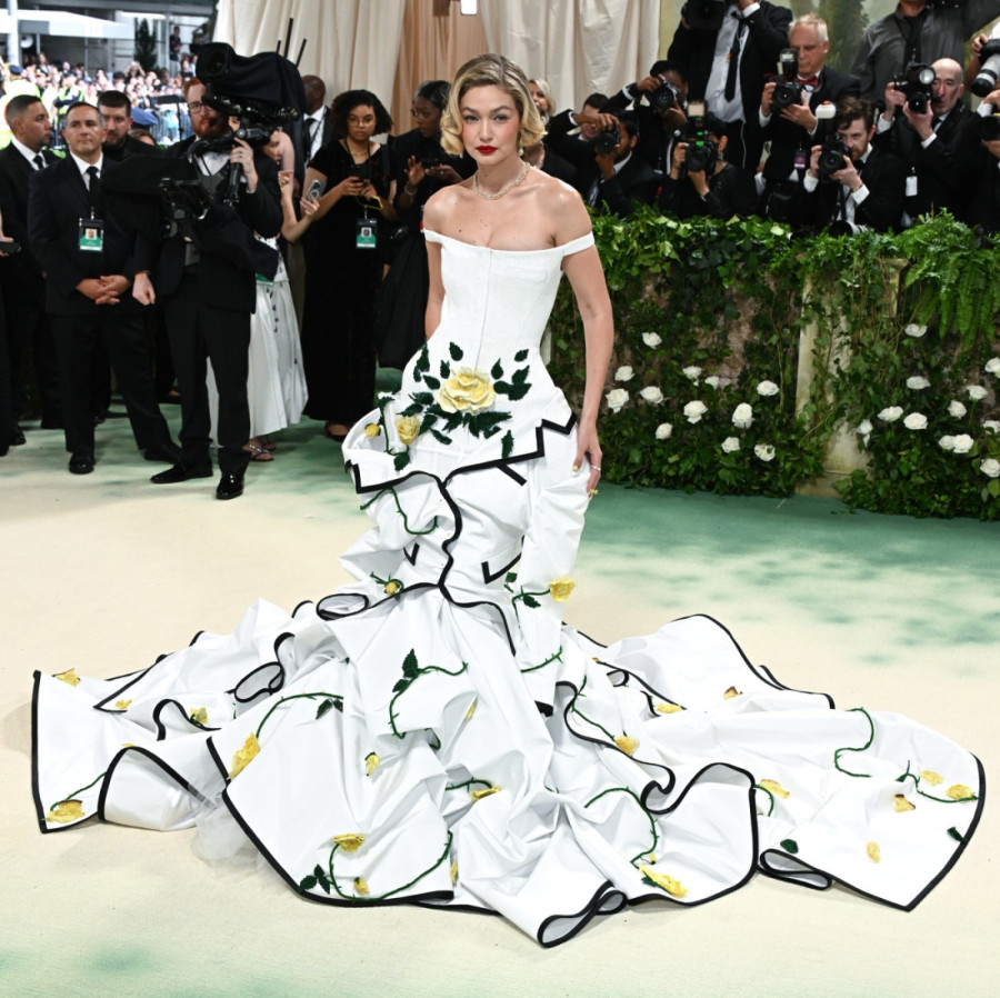 Za haljinu Điđi Hadid na Met Gali bilo je potrebno više od 13.500 sati rada