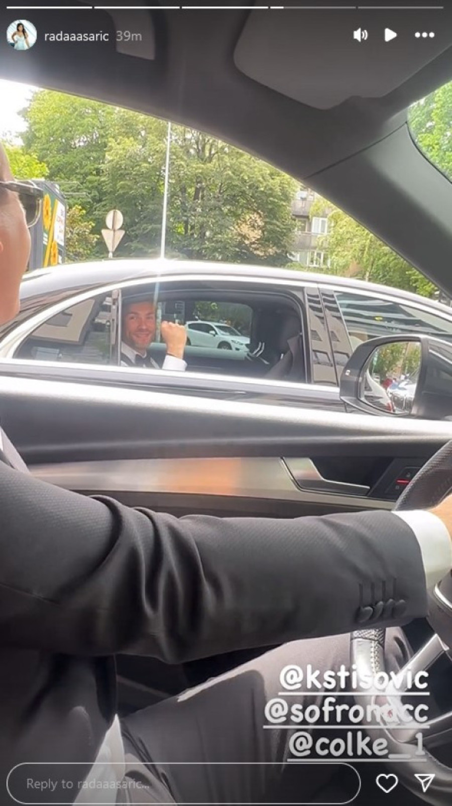 Aca Sofronijević ne skida osmeh sa lica! Harmonikaš u elegantnom izdanju došao po mladu i okitio trubače (FOTO)