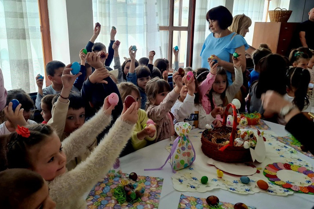 Luka je mali pobednik u kucanju vaskršnjim jajima: Mališani iz Gornjeg Milanovca na najlepši način proslavili veliki praznik (FOTO)