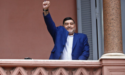 Sve što je Maradona dodirnuo, to vredi milione! Prodaje se "zlatna lopta", a već su prodate dve fudbalske "relikvije" (VIDEO)