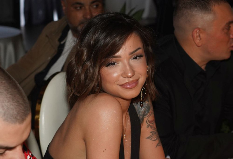 Breskvica u bikiniju podigla temperaturu: Pokazala koliko je zgodna, u njeno telo svi gledaju (FOTO)