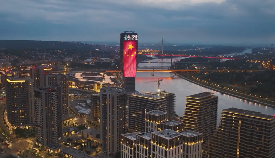Spektakl na Kuli Beograd: Zastave Kine i Srbije zasijale iznad reke! (VIDEO/FOTO)