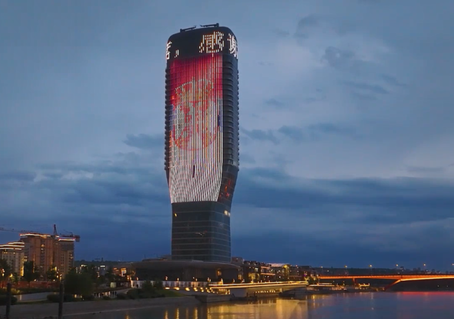 Spektakl na Kuli Beograd: Zastave Kine i Srbije zasijale iznad reke! (VIDEO/FOTO)