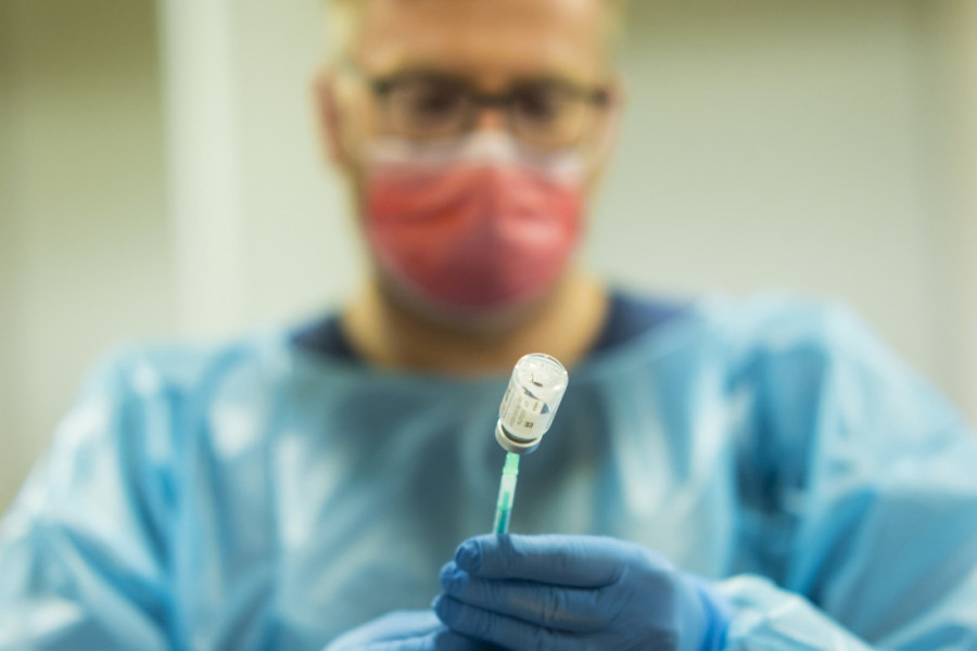 "Astra Zeneka" povlači vakcinu protiv kovida: Sumnja se da su njene nuspojave povezane sa 80 smrtnih slučajeva