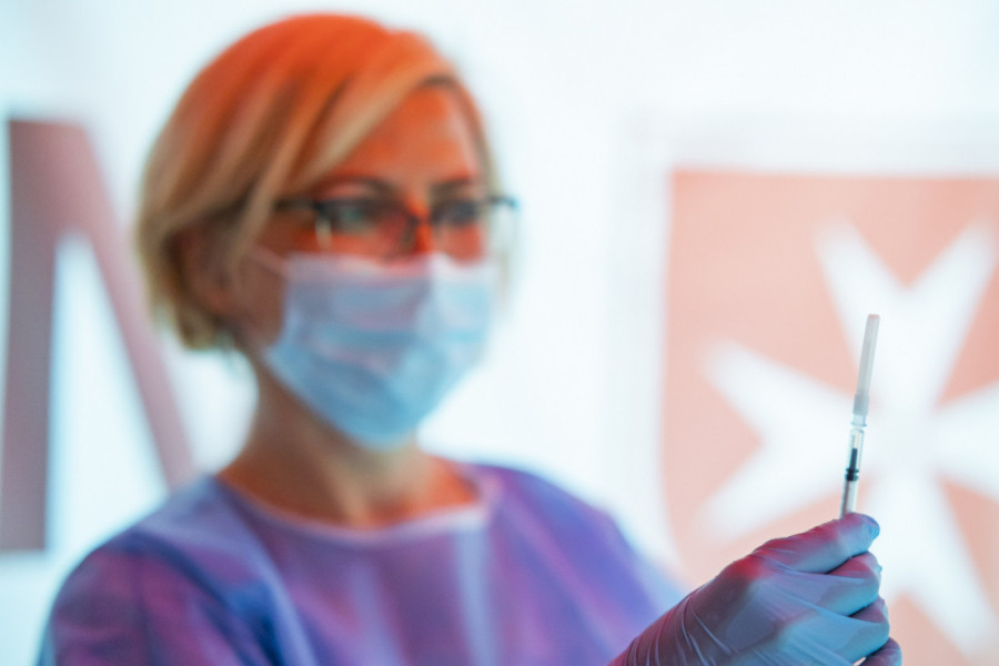 "Astra Zeneka" povlači vakcinu protiv kovida: Sumnja se da su njene nuspojave povezane sa 80 smrtnih slučajeva