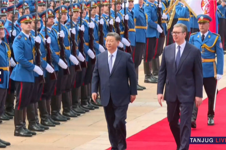 Odjekuju himna i topovski udari ispred Palate Srbija! Predsednik Vučić dočekao Sija, hiljade ljudi ih pozdravili aplauzom (FOTO/VIDEO)