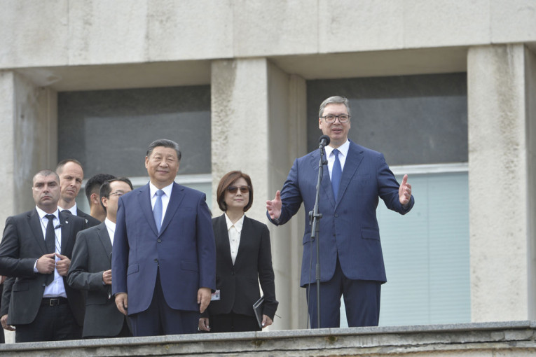 Himna i topovski udari ispred Palate Srbija! Vučić o poseti Sija: Pišemo budućnost! Hiljade ljudi ih pozdravile aplauzom (FOTO/VIDEO)