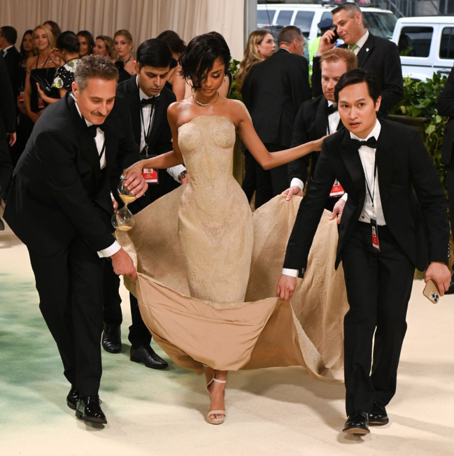 Tilu su u haljini od peska nosili uz stepenice, a još je bolje ono što se dogodilo unutra (VIDEO)