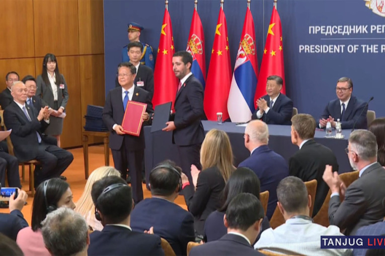 U toku ceremonija potpisivanja sporazuma: Prisustvuju predsednici Vučić i Si (VIDEO)