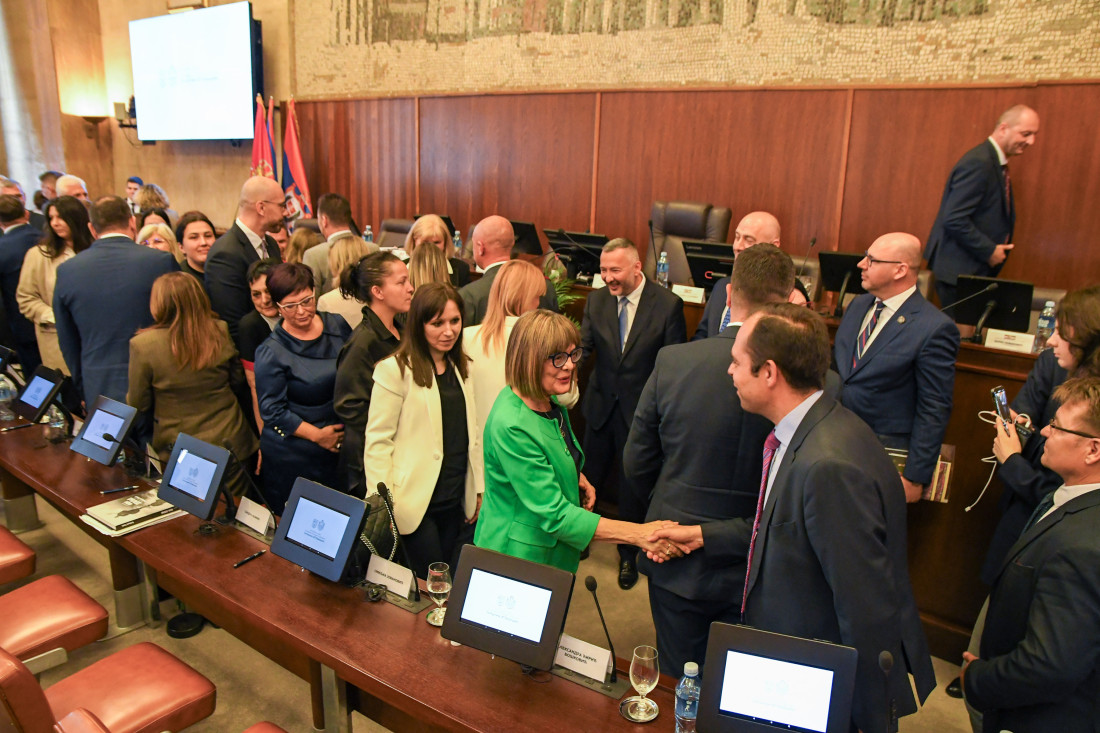 Maja Gojković postala prva predsednica Vlade Vojvodine: Opozicija bojkotovala sednicu