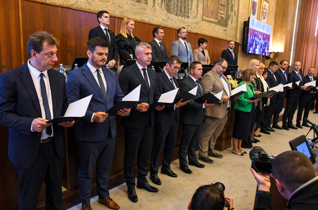 Maja Gojković postala prva predsednica Vlade Vojvodine: Opozicija bojkotovala sednicu