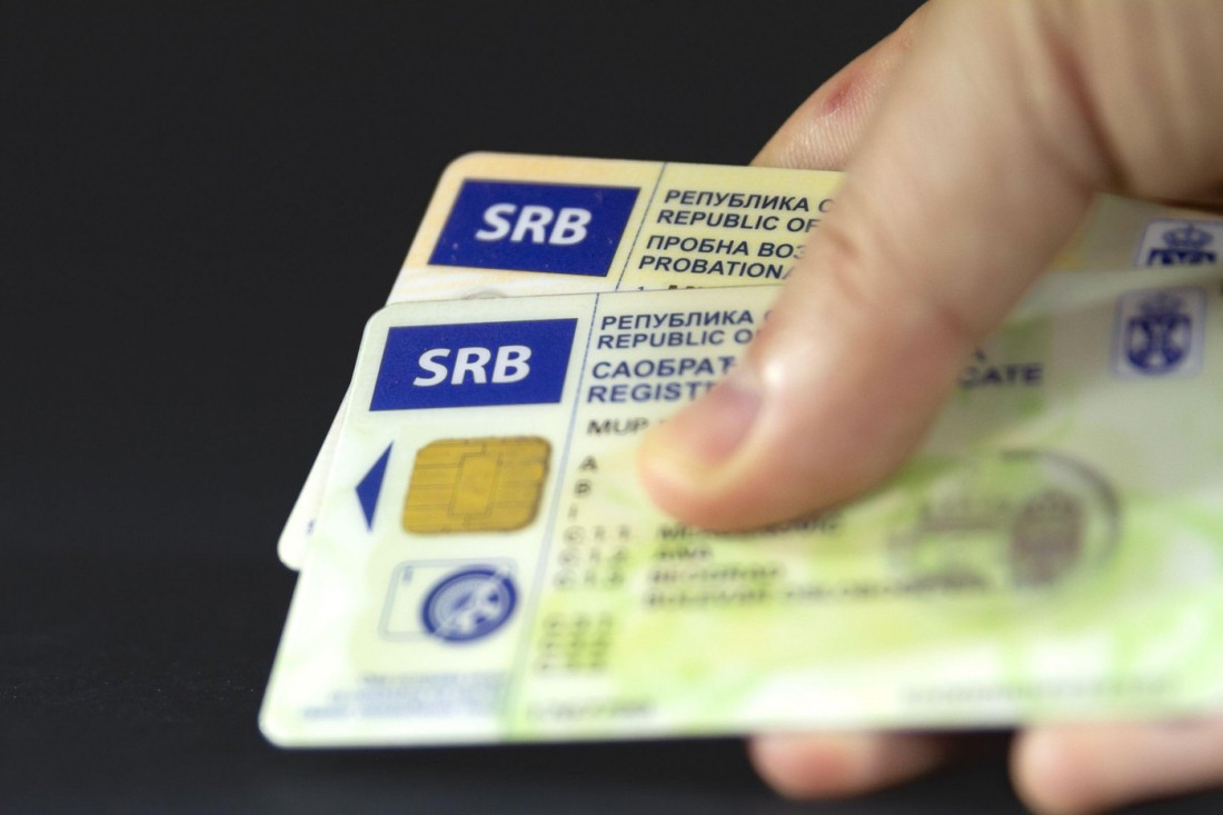 Plastična vozačka i zdravstvena polako idu u istoriju?! Do kraja godine imaćete ih u mobilnom telefonu!