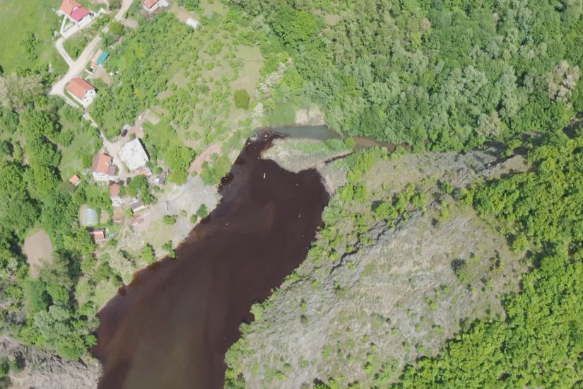 Stranci podigli dron i ostali šokirani! Crvene mrlje plutaju Limom kod Priboja, stručnjaci strahuju (FOTO/VIDEO)