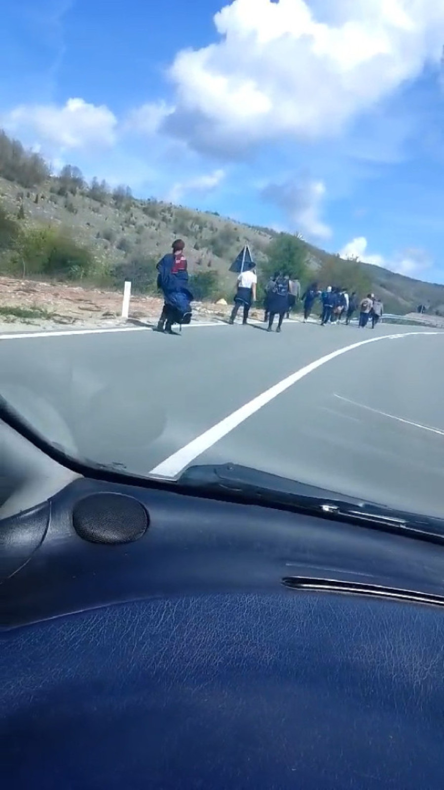 Upali u crkveni dom i krenuli da ga ruše, danas u kolonama prolaze kroz sela: Meštani Pljevalja strahuju od migranata