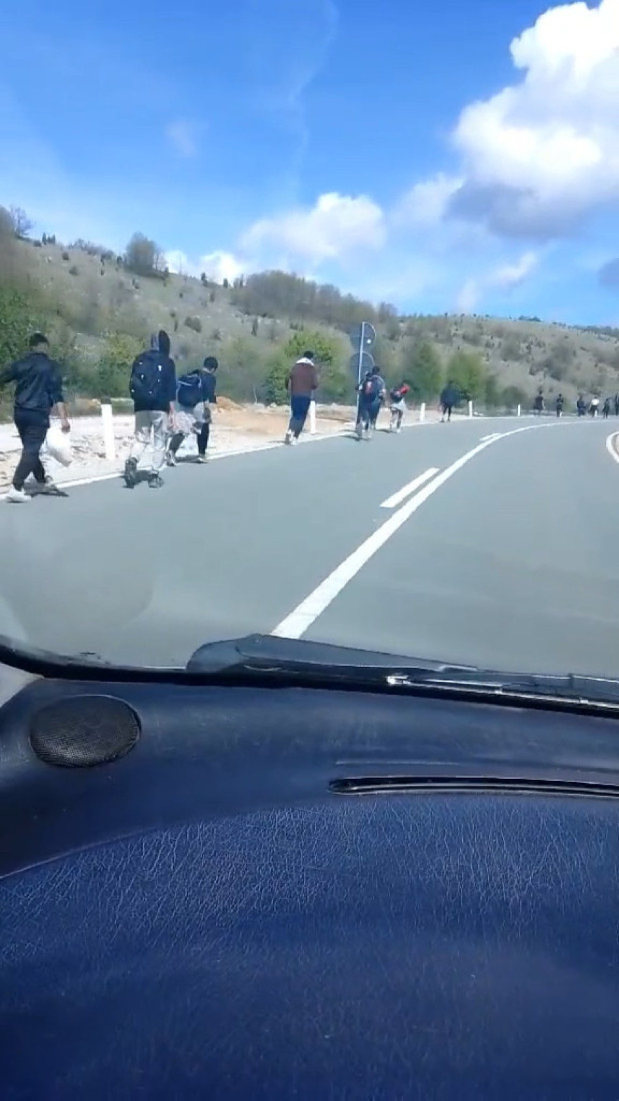 Upali u crkveni dom i krenuli da ga ruše, danas u kolonama prolaze kroz sela: Meštani Pljevalja strahuju od migranata