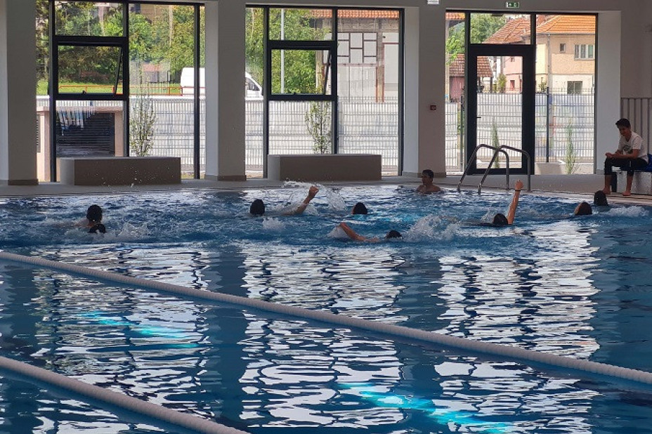 Zaplivali đaci u velelepnom novom zatvorenom bazenu: Održan prvi čas fizičkog vaspitanja u vodi, građani oduševljeni (FOTO)