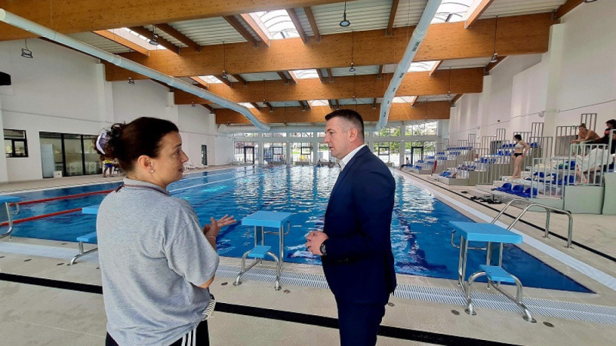 Zaplivali đaci u velelepnom novom zatvorenom bazenu: Održan prvi čas fizičkog vaspitanja u vodi, građani oduševljeni (FOTO)