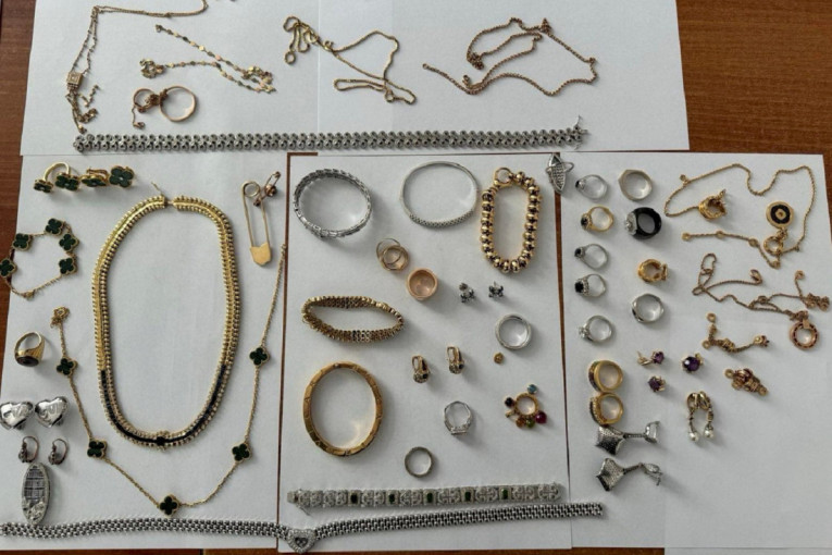 Vozač "zaboravio da prijavi", carinici u prtljagu otkrili bogat plen: Zaplenjeni dukati, satovi i zlatni nakit sa dijamantima i smaragdima