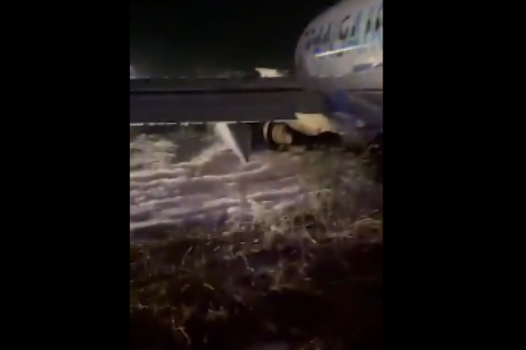 Avion skliznuo s piste! Izgorelo mu krilo, svi putnici evakuisani - opet drama sa "boingom" (VIDEO)